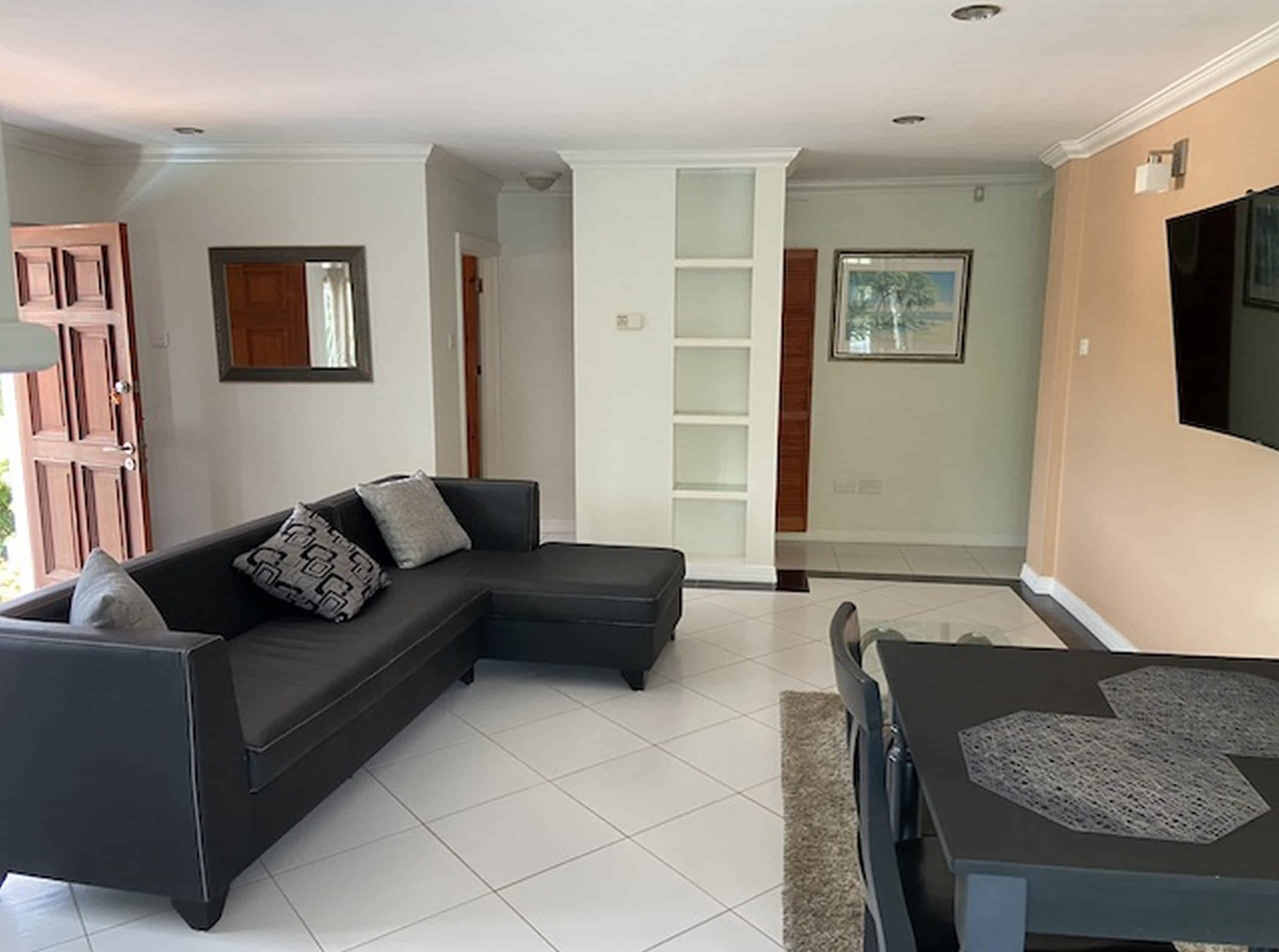 Modern 2-Bedroom Apartment with Mountain Views