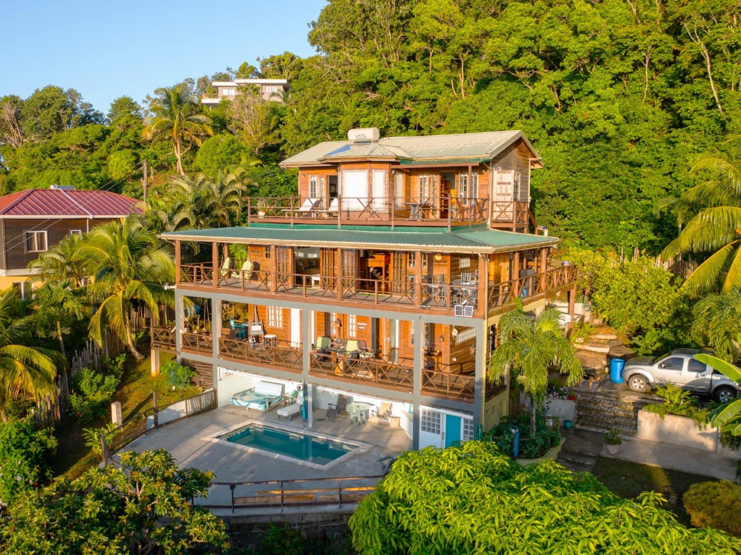 Furnished 2-Bed Apartment with Pool & Panoramic Sea Views